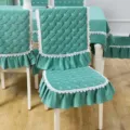Housse de chaise matelassée verte et nappe avec bordure en dentelle blanche élégante. - 4 Coussins de chaise et 4 dossiers / Velours Dralon vert