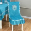 Housse de chaise de salle à manger bleue exquise avec détails de broderie florale délicate. - Housse de Chaise Monobloc / Bleu