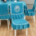 Détail d'une housse de chaise bleue matelassée et d'une belle nappe avec broderie florale délicate. - Housse de Chaise Séparée / Bleu