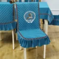 Blauer gesteppter Samt-Stuhlbezug im Detail, mit edlem Hirsch-Stickmuster für Esszimmer. - Einteiliges Stuhlkissen (Pro Stuhl bestellen) / Glückshirsch - Blau