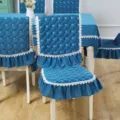 Ensemble de housses de chaise de salle à manger et nappe matelassées bleues élégantes. - 4 Coussins de chaise et 4 dossiers / Velours Dralon bleu