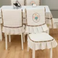 Housse de chaise de salle à manger beige matelassée et nappe avec broderie florale et bordure. - Housse de Chaise Séparée / Beige