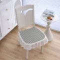 Detailansicht des karierten Sitzkissens mit weißer Spitzenrüsche für Esszimmerstühle. - Einheitsgröße / Karierte Prinzessin - Blau