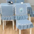 Détail de housse de chaise et nappe matelassées bleues, tissu doux avec broderie florale. - Housse de Chaise Séparée / Gris