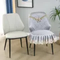 Eetkamerstoelhoes detail met luxe gewatteerde stof en elegante kanten randversiering. - Pioenroos in bloei, grijze oorfauteuil hoes