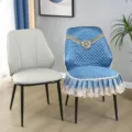 Gedetailleerd overzicht van blauwe gewatteerde stoelhoezen met elegant kant en geborduurd bloemdecor. - Pioenroos Bloeit Blauw Gujia Vleugel