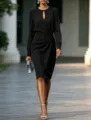 Dettaglio elegante abito midi nero a maniche lunghe con scollo tondo e vita arricciata. - Taglia S / Nero