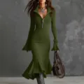 Dettaglio abito in maglia a costole verde oliva con collo zip, maniche a tromba e orlo a sirena. - Taglia S / Verde militare
