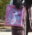 Vista detallada del bolso de lentejuelas rosa con unicornio colorido y texto mágico. - Unicornio Rosa Púrpura / Rosa