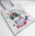 Detailansicht der silbernen Pailletten-Tasche mit coolem Einhorn-Design - Coole Sonnenbrille Einhorn / Weiß