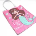 Detaillierte Ansicht der rosa Meerjungfrau Paillettentasche mit Let's Be Mermaid - Cartoon Meerjungfrau (Rosa) / Rosa