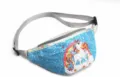 Blaue Pailletten-Gürteltasche für Kinder mit buntem Einhorn- und Regenbogen-Druck - Unicorn on sky blue background