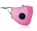 Nahaufnahme einer rosa Baumwollmaske mit schwarzem Atemventil und verstellbaren Ohrschlaufen - Einheitsgröße / Rosa
