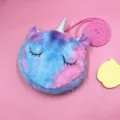 Makrodetail einer bunten Einhorn-Umhängetasche aus weichem Plüschmaterial - Regenbogen-Patchwork