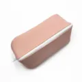 Gros plan d'une trousse en cuir PU rose avec fermeture éclair blanche et style minimaliste - Rose Poudré