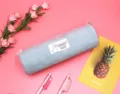 Vue détaillée d'une trousse en velours côtelé bleu avec étiquette de lama lucky day - Bleu clair