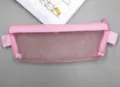 Nahaufnahme des rosa transparenten Netz-Mäppchens mit Reißverschluss und feiner Textur - Rosa