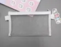 Minimalistische weiße Netztasche für Stifte mit einem eleganten durchsichtigen Design - Weiß