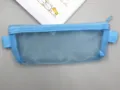 Detailansicht des atmungsaktiven blauen Nylon-Mesh-Materials dieses Mäppchens. - Blau