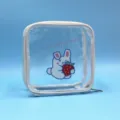 Primo piano di una trousse trasparente con una simpatica stampa a forma di coniglio - Coniglio Fragola