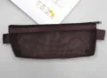 Detailansicht der dunkelbraunen Netz-Schreibwarentasche mit Reißverschluss für Schüler. - Braun