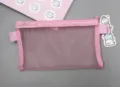 Detailansicht des rosa Federmäppchens aus Netzstoff mit Reißverschluss und Textur - Rosa
