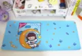Detalle de un lindo tapete de escritorio azul con diseño de niña astronauta y luna - Space Series -3
