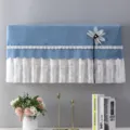Vista dettagliata del copri condizionatore blu con pizzo bianco e decorazione floreale - 1-1,5 CV (86 cm di lunghezza, senza rimozione) / Blu fragranza floreale e farfalle