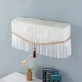 Dettaglio della copertura per condizionatore in pizzo bianco con ricami di fiocchi di neve - Bianco Primavera (Copertura Totale)