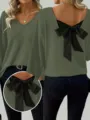 Dettaglio di un maglione a coste verde salvia con un grande fiocco di raso nero sul retro. - Taglia S / Top / Verde oliva