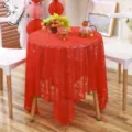 Vue détaillée de la nappe en dentelle rouge festive avec perles sur table - 145*200cm / Queue de phénix, rouge