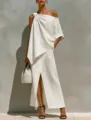 Detalle del elegante nudo a un hombro y la abertura frontal en el conjunto de lino blanco. - S / Blanco