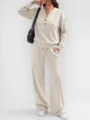 Dettaglio di un set loungewear a due pezzi con maglia beige a maniche lunghe e pantaloni - Taglia S / Top And Bottom / Albicocca