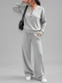 Vista frontale di un set casual grigio a due pezzi con top a bottoni e pantaloni larghi - Taglia S / Top And Bottom / Grigio chiaro