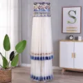 Dettaglio completo dell'elegante pizzo blu sulla copertura per condizionatore cilindrico. - Copertura per condizionatore (altezza 170 cm) / Etnico Blu