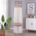 Vista verticale di un'elegante copertura in pizzo per condizionatore d'aria cilindrico - Copertura per condizionatore (altezza 170 cm) / Stile etnico beige