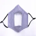 Detailansicht einer violetten Lippenlese-Maske aus Baumwolle mit klarem Sichtfenster - Dunkelgrau