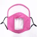 Detailansicht der pinken Baumwoll-Lippenlesemaske mit integriertem Gesichtsschutz. - Einheitsgröße / Rosa