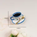 Süßer Miniatur-Espresso-Kaffee-Kühlschrankmagnet mit Untertasse und goldenem Löffel - Espresso