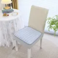 Détail du coussin de chaise gris à carreaux antidérapant avec housse beige élégante. - Matelassé Antidérapant / Bleu