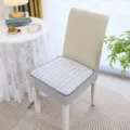 Vue détaillée d'un coussin de chaise gris antidérapant sur une chaise de salle à manger moderne - Matelassé Antidérapant / Gris