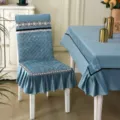 Vue détaillée de la housse de chaise en velours bleu avec matelassage et ourlet volanté - Housse de chaise individuelle / Nuage bleu