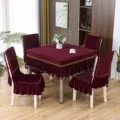 Elegante set di tovaglie e coprisedie bordeaux trapuntate con bordi a balze. - Cuscino per sedia e schienale separati / Rosso velluto di visone