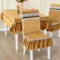 Vue détaillée de housses de chaise en velours matelassé avec dentelle et volants - Housse de chaise individuelle / Nuage de Bon Augure Orange