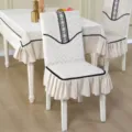 Nahaufnahme des gesteppten Stuhlbezugs mit schwarzer Stickerei und Volantsaum - 1 Stuhlbezug (Anzahl der Stühle bestellen) / Wandpolsterung im chinesischen Stil - Beige mit vertikalen Wolken