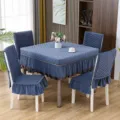 Vista dettagliata dei coprisedia in tessuto trapuntato blu e tovaglia con bordi decorativi a volant - Cuscino per sedia e schienale separati / Grigio velluto di visone