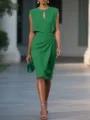 Elegante abito verde senza maniche con sofisticato scollo a goccia e dettaglio nodo in vita. - Taglia S / Verde