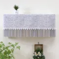 Dettaglio della copertura per condizionatore a muro con pompon e volant in tulle grigio - 1-1,5 CV (Lunghezza entro 86 cm) / Copertura per condizionatore grigio fruttato (non rimovibile)