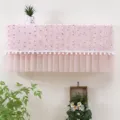 Vista dettagliata del copricondizionatore in pizzo rosa con pompon bianchi e tulle - 1-1,5 CV (Lunghezza entro 86 cm) / Rosa frutta moda - Non serve togliere all'accensione
