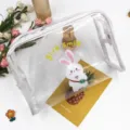 Macro-weergave van transparante waterdichte cosmetische tas met schattig konijn en tekst - Langoor Konijn